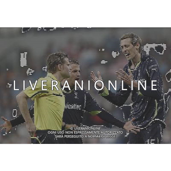 Tottenham\'s Peter Crouch red card during Champions League match on April, 5th 2011. Photo: Cesar Cebolla / ALFAQUI /AGENZIA ALDO LIVERANI SAS - ITALY ONLY - EDITORIAL USE ONLY REAL MADRID - TOTTENHAM ANDATA DEI QUARTI DI CHAMPIONS LEAGUE