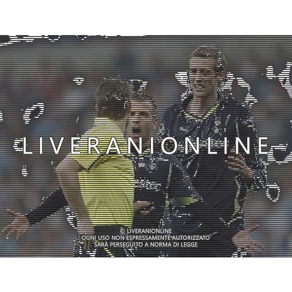 Tottenham\'s Peter Crouch red card during Champions League match on April, 5th 2011. Photo: Cesar Cebolla / ALFAQUI /AGENZIA ALDO LIVERANI SAS - ITALY ONLY - EDITORIAL USE ONLY REAL MADRID - TOTTENHAM ANDATA DEI QUARTI DI CHAMPIONS LEAGUE