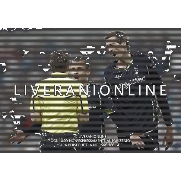 Tottenham\'s Peter Crouch red card during Champions League match on April, 5th 2011. Photo: Cesar Cebolla / ALFAQUI /AGENZIA ALDO LIVERANI SAS - ITALY ONLY - EDITORIAL USE ONLY REAL MADRID - TOTTENHAM ANDATA DEI QUARTI DI CHAMPIONS LEAGUE
