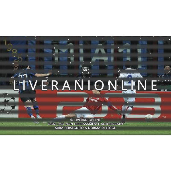 UEFA Champions League 2010/2011 Quarti di Finale Andata Milano - 05.04.2011 Inter-Shalke 04 Nella Foto:occasione milito /Ph.Vitez-Ag. Aldo Liverani