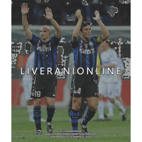 UEFA Champions League 2010/2011 Quarti di Finale Andata Milano - 05.04.2011 Inter-Shalke 04 Nella Foto:zanetti e cambiasso si scusano con il pubblico /Ph.Vitez-Ag. Aldo Liverani