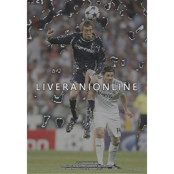 Tottenham Hotspur\'s Peter Crouch against Real Madrid\'s Xabi Alonso during Champions League Match. April 05, 2011. (ALTERPHOTOS/Alvaro Hernandez) MADRID 05/04/2011 4 DI FINALE CHAMPIONS LEAGUE REAL MADRID-TOTTENHAM AG ALDO LIVERANI ONLY ITALY