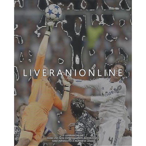 Tottenham Hotspur\'s Heurelho Gomes against Real Madrid\'s Sergio Ramos during Champions League Match. April 05, 2011. (ALTERPHOTOS/Alvaro Hernandez) MADRID 05/04/2011 4 DI FINALE CHAMPIONS LEAGUE REAL MADRID-TOTTENHAM AG ALDO LIVERANI ONLY ITALY