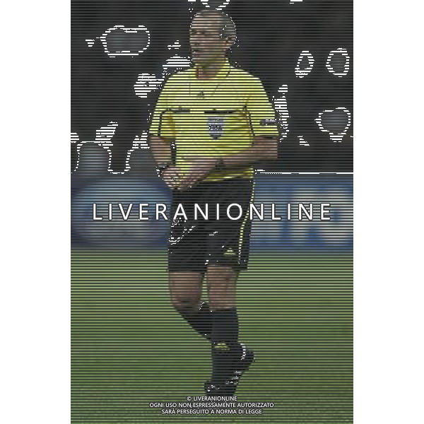 Milano 05-04-2011 Champions League 2010/11 inter-schalke 5:2 nella foto arbitro martin atkinson ph marco luzzani/ag aldo liverani s.a.s.