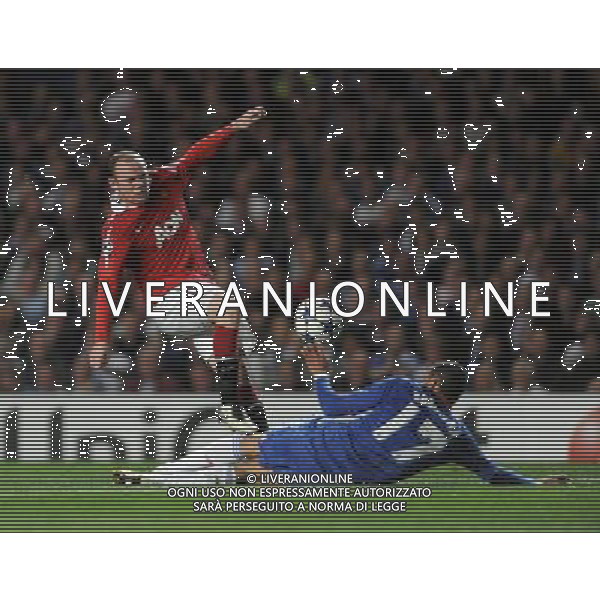 (110407) -- LONDON, April 7, 2011 () -- Wayne Rooney (L) of Manchester United attempts a goal against Jose Bosingwa of Chelsea during the first leg match of the 2010/11 UEFA Champions League quarter-finals at Stamford Bridge in London, Britain, April 6, 2011. Manchester United won by 1-0. (/Zeng Yi) ©PHOTOSHOT/AGENZIA ALDO LIVERANI SAS - ITALY ONLY - EDITORIAL USE ONLY - CHELSEA - MANCHESTER UNITED ANDATA QUARTI DI FINALE DI CHAMPIONS LEAGUE 06/04/2011
