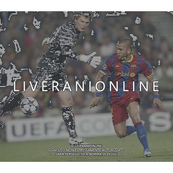 Barcelona\'s Daniel Alves (goal) and Shaktar Donetsk\'s Andriy Pyatov during Champions League match on April, 6th 2011. Photo: Cesar Cebolla / ALFAQUI /ALDO LIVERANI CHAMPIONS LEAGUE BARCELLONA - FC Shakhtar Donetsk ANDATA DEI QUARTI DI FINALE - ITALY ONLY - *** Local Caption *** .