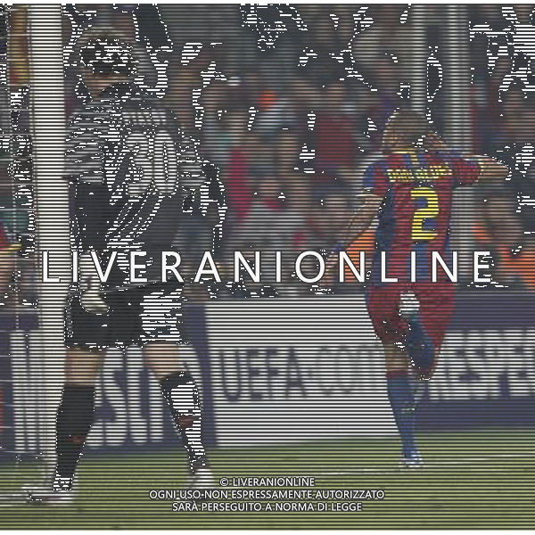 Barcelona\'s Daniel Alves (goal) and Shaktar Donetsk\'s Andriy Pyatov during Champions League match on April, 6th 2011. Photo: Cesar Cebolla / ALFAQUI /ALDO LIVERANI CHAMPIONS LEAGUE BARCELLONA - FC Shakhtar Donetsk ANDATA DEI QUARTI DI FINALE - ITALY ONLY - *** Local Caption *** .