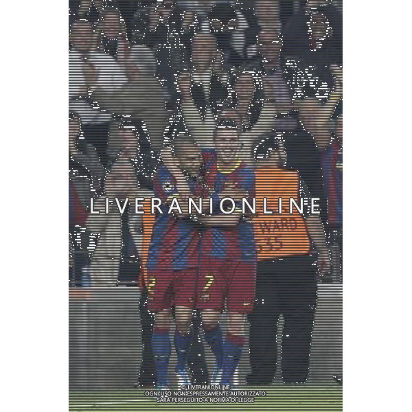 Barcelona\'s Daniel Alves (goal) and David Villa during Champions League match on April, 6th 2011. Photo: Cesar Cebolla / ALFAQUI /ALDO LIVERANI CHAMPIONS LEAGUE BARCELLONA - FC Shakhtar Donetsk ANDATA DEI QUARTI DI FINALE - ITALY ONLY - *** Local Caption *** .