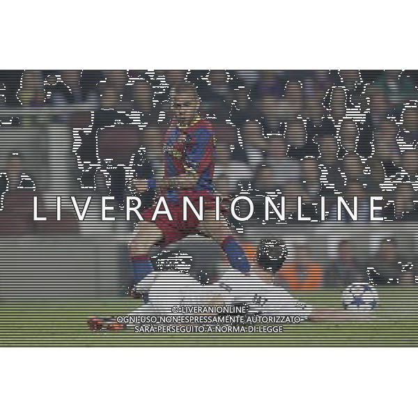 Barcelona\'s Daniel Alves and Shaktar Donetsk\'s during Champions League match on April, 6th 2011. Photo: Cesar Cebolla / ALFAQUI /ALDO LIVERANI CHAMPIONS LEAGUE BARCELLONA - FC Shakhtar Donetsk ANDATA DEI QUARTI DI FINALE - ITALY ONLY - *** Local Caption *** .