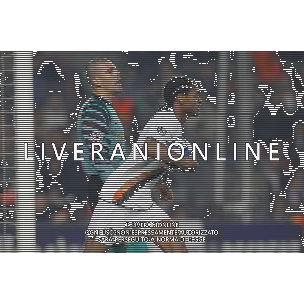 Barcelona\'s Victor Valdes and Shaktar Donetsk\'s Luiz Adriano (goal) during Champions League match on April, 6th 2011. Photo: Cesar Cebolla / ALFAQUI /ALDO LIVERANI CHAMPIONS LEAGUE BARCELLONA - FC Shakhtar Donetsk ANDATA DEI QUARTI DI FINALE - ITALY ONLY - *** Local Caption *** .