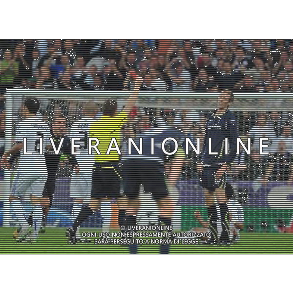 MADRID, April 6, 2011 () Referee Felix Brych shows the red card to Tottenham Hotspur\'s Peter Crouch (R) during the first match of the 2010/11 UEFA Champions League quarter final between Real Madrid and Tottenham Hotspur at Santiago Bernabeu Stadium in Madrid on April 6, 2011. Real Madrid won 4 0. (/Chen Haitong)(bxf) UEFA Champions League 2010/11 Quarti di finale Real Madrid vs Tottenham AG. ALDO LIVERANI SAS ITALY ONLY *** Local Caption *** .
