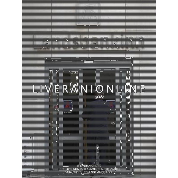 A man enters an office of the Icelandic bank Landsbankinn in ReykjavÕk, Iceland, 6 April 2011. Recovering from the financial crisis the country will vote on a referendum on 9 April 2011 wether to accept the conditions to pay back the debt of millions to the UK. A previous referendum on 6 March 2010 regarding a previous offer made by the United Kingdom and the Netherlands was defeated, with 93% voting against and less than 2% in favor of agreeing to the terms. Vedute ed immagini dell\' Islanda , con capitale Reykjavik la cui economia  \' saltata \' per colpa della crisi finanziaria che ha colpito l\'intera Europa AG.ALDO LIVERANI SAS ITALY ONLY *** Local Caption *** .