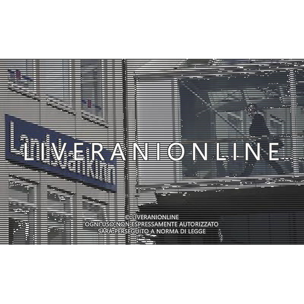 A man enters an office of the Icelandic bank Landsbankinn in ReykjavÕk, Iceland, 6 April 2011. Recovering from the financial crisis the country will vote on a referendum on 9 April 2011 wether to accept the conditions to pay back the debt of millions to the UK. A previous referendum on 6 March 2010 regarding a previous offer made by the United Kingdom and the Netherlands was defeated, with 93% voting against and less than 2% in favor of agreeing to the terms. Vedute ed immagini dell\' Islanda , con capitale Reykjavik la cui economia  \' saltata \' per colpa della crisi finanziaria che ha colpito l\'intera Europa AG.ALDO LIVERANI SAS ITALY ONLY *** Local Caption *** .