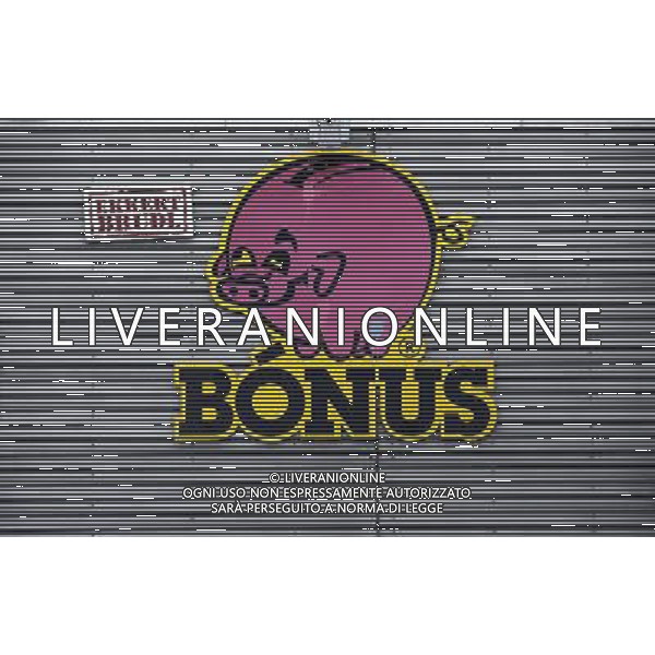 Logo of the chain supermarket Bonus in Reykjavik, Iceland, 6 April 2011. Recovering from the financial crisis the country will vote on a referendum on 9 April 2011 wether to accept the conditions to pay back the debt of millions to the UK. A previous referendum on 6 March 2010 regarding a previous offer made by the United Kingdom and the Netherlands was defeated, with 93% voting against and less than 2% in favor of agreeing to the terms. Vedute ed immagini dell\' Islanda , con capitale Reykjavik la cui economia  \' saltata \' per colpa della crisi finanziaria che ha colpito l\'intera Europa AG.ALDO LIVERANI SAS ITALY ONLY *** Local Caption *** .