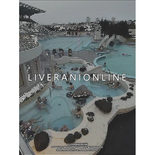 Locals enjoy geothermal bath in LaugardalurÇs Park in Reykjavik, Iceland, 6 April 2011. Recovering from the financial crisis the country will vote on a referendum on 9 April 2011 wether to accept the conditions to pay back the debt of millions to the UK. A previous referendum on 6 March 2010 regarding a previous offer made by the United Kingdom and the Netherlands was defeated, with 93% voting against and less than 2% in favor of agreeing to the terms. Vedute ed immagini dell\' Islanda , con capitale Reykjavik la cui economia  \' saltata \' per colpa della crisi finanziaria che ha colpito l\'intera Europa AG.ALDO LIVERANI SAS ITALY ONLY *** Local Caption *** .