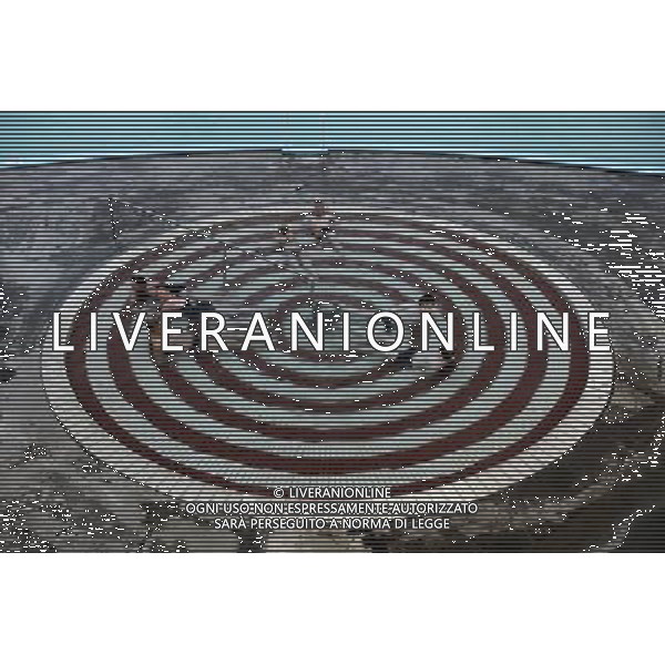 Locals enjoy geothermal bath in LaugardalurÇs Park in Reykjavik, Iceland, 6 April 2011. Recovering from the financial crisis the country will vote on a referendum on 9 April 2011 wether to accept the conditions to pay back the debt of millions to the UK. A previous referendum on 6 March 2010 regarding a previous offer made by the United Kingdom and the Netherlands was defeated, with 93% voting against and less than 2% in favor of agreeing to the terms. Vedute ed immagini dell\' Islanda , con capitale Reykjavik la cui economia  \' saltata \' per colpa della crisi finanziaria che ha colpito l\'intera Europa AG.ALDO LIVERANI SAS ITALY ONLY *** Local Caption *** .