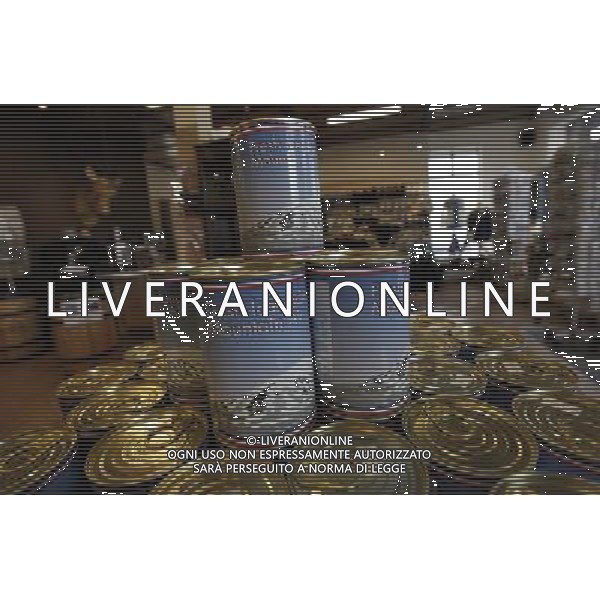 Cans with fresh Icelandic mountain air are on sale in souvenir shop in ReykjavÕk, Iceland, 6 April 2011. Recovering from the financial crisis the country will vote on a referendum on 9 April 2011 wether to accept the conditions to pay back the debt of millions to the UK. A previous referendum on 6 March 2010 regarding a previous offer made by the United Kingdom and the Netherlands was defeated, with 93% voting against and less than 2% in favor of agreeing to the terms. Vedute ed immagini dell\' Islanda , con capitale Reykjavik la cui economia  \' saltata \' per colpa della crisi finanziaria che ha colpito l\'intera Europa AG.ALDO LIVERANI SAS ITALY ONLY *** Local Caption *** .