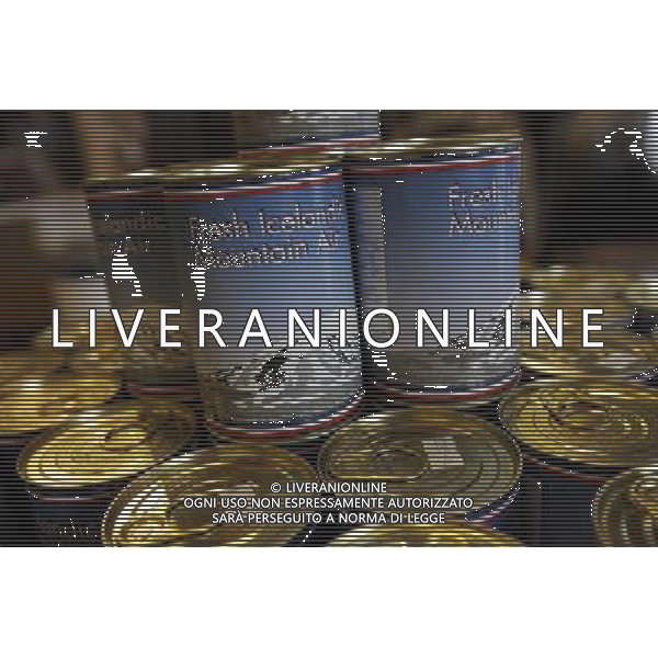 Cans with fresh Icelandic mountain air are on sale in souvenir shop in ReykjavÕk, Iceland, 6 April 2011. Recovering from the financial crisis the country will vote on a referendum on 9 April 2011 wether to accept the conditions to pay back the debt of millions to the UK. A previous referendum on 6 March 2010 regarding a previous offer made by the United Kingdom and the Netherlands was defeated, with 93% voting against and less than 2% in favor of agreeing to the terms. Vedute ed immagini dell\' Islanda , con capitale Reykjavik la cui economia  \' saltata \' per colpa della crisi finanziaria che ha colpito l\'intera Europa AG.ALDO LIVERANI SAS ITALY ONLY *** Local Caption *** .