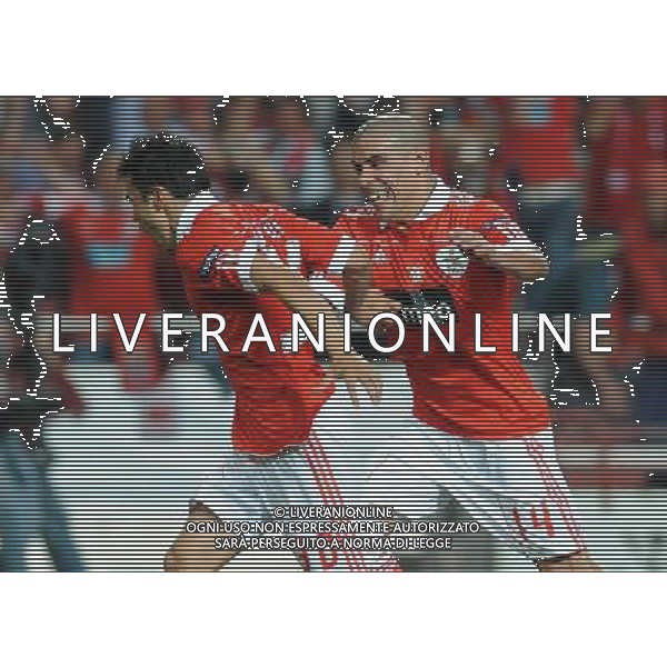20110407: LISBON, PORTUGAL - SL Benfica vs PSV Eindhoven: UEFA Europa League 2010/2011 - Quarter-Finals, First Leg. In picture: Javier Saviola and Maxi Pereira (Benfica) celebrating goal. PHOTO: Alvaro Isidoro/CITYFILES AG ALDO LIVERANI ONLY ITALY