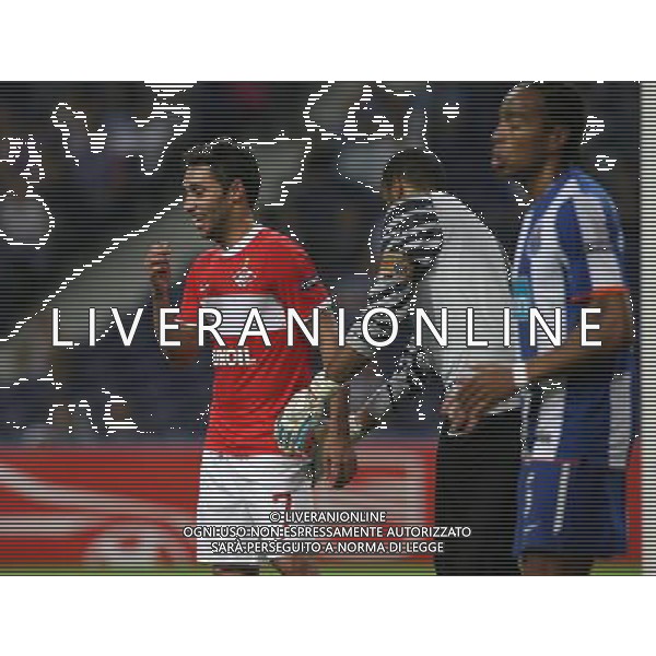 20110407: PORTO, PORTUGAL - FC Porto vs Spartak Moscow: UEFA Europa League 2010/2011 - Quarter-Finals, First Leg. In picture: Helton (Porto goalkeeper) jokes with his close friend and former Porto player Ibson (Spartak). PHOTO: Manuel Azevedo/CITYFILES AG ALDO LIVERANI ONLY ITALY