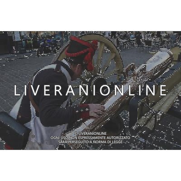 (110410) -- NAMUR, April 10, 2011 () -- A man in costume moves a cannon left by defeated Napoleon during a folk festival held in Namur, Belgium, April 9, 2011. The folk fesival greeting the spring attracted many visitors Saturday in Namur. (/Wang Xiaojun)(axy) Festa popolare con rappresentazioni storiche AG. ALDO LIVERANI SAS ITALY ONLY *** Local Caption *** .