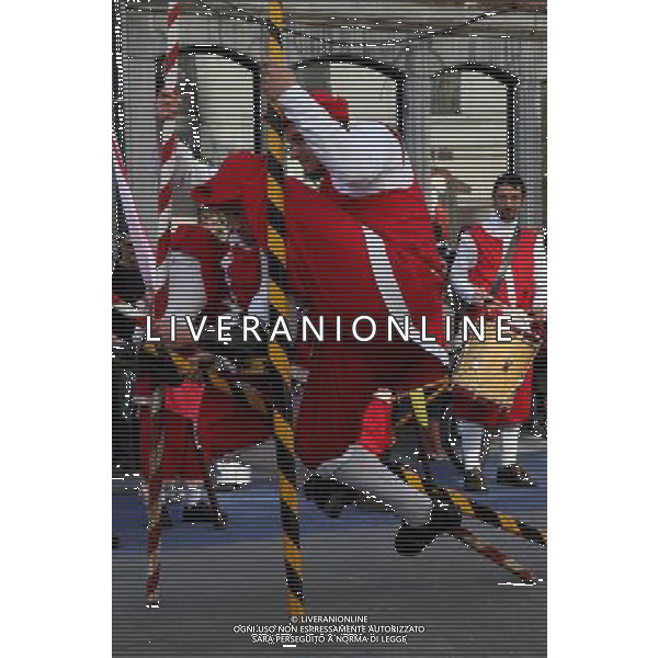 (110410) -- NAMUR, April 10, 2011 () -- A man walking on stilts combats with his opponent during a folk festival held in Namur, Belgium, April 9, 2011. The folk fesival greeting the spring attracted many visitors Saturday in Namur. (/Wang Xiaojun)(axy) Festa popolare con rappresentazioni storiche AG. ALDO LIVERANI SAS ITALY ONLY *** Local Caption *** .