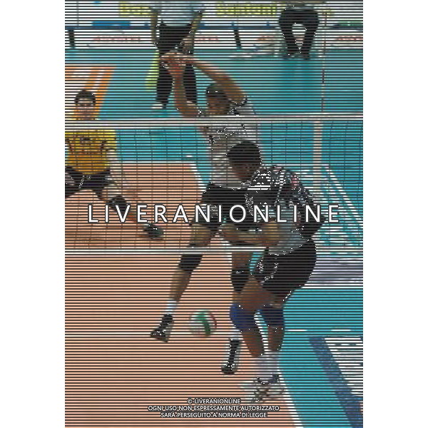 PIACENZA 01/04/04 PLAY OFF CAMPIONATO ITALIANO DI PALLAVOLO 2003/04 COPRASYSTEL PIACENZA-EDILBASSO PADOVA NELLA FOTO MURO DI MESZAROS DOMOTOR SU HERNANDEZ OSVALDO PH GIGI ARCAINI/AG.ALDO LIVERANI