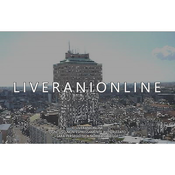 MILANO 13/4/2011 TERRAZZA MARTINI NELLA FOTO LA TORRE VELASCA FOTO ROMANO/AG ALDO LIVERANI