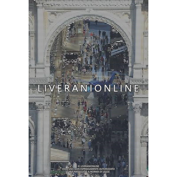 MILANO 13/4/2011 TERRAZZA MARTINI NELLA FOTO UN AEREO IN GALLERIA FOTO ROMANO/AG ALDO LIVERANI