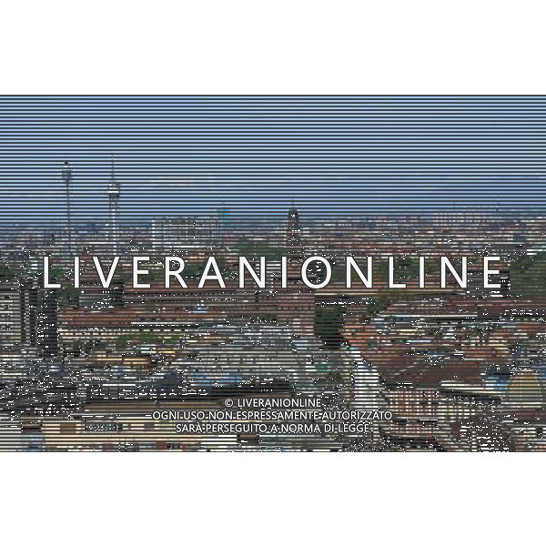 MILANO 13/4/2011 TERRAZZA MARTINI NELLA FOTO IL CASTELLO SFORZESCO FOTO ROMANO/AG ALDO LIVERANI