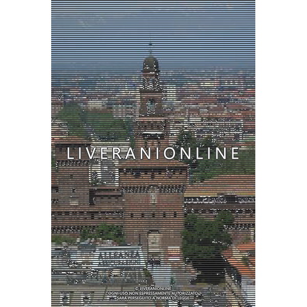 MILANO 13/4/2011 TERRAZZA MARTINI NELLA FOTO IL CASTELLO SFORZESCO FOTO ROMANO/AG ALDO LIVERANI