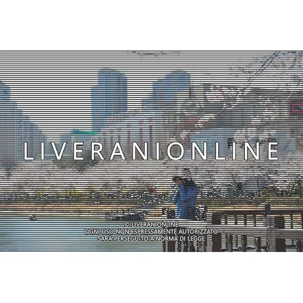 12/4/2011 SEOUL Turisti visatano ciliegi in fiore nei pressi di un lago a Lake Park Seokchon in gu Songpa a Seoul ©photoshot/ALDO IVERANI ITALY ONLY