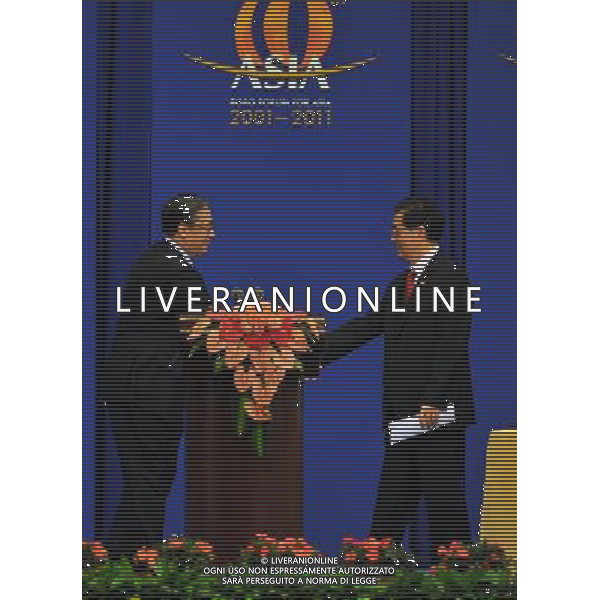 (110415) -- BOAO, April 15, 2011 () -- Chinese President Hu Jintao (R) walks onto the platform to deliver a keynote speech at the opening ceremony of the 2011 annual meeting of the Boao Forum for Asia (BFA) in Boao, south China\'s Hainan Province, April 15, 2011. (/Jiang Enyu) (zgp) Forum internazionale Boao Forum for Asia (BFA) AG. ALDO LIVERANI SAS ITALY ONLY *** Local Caption *** .