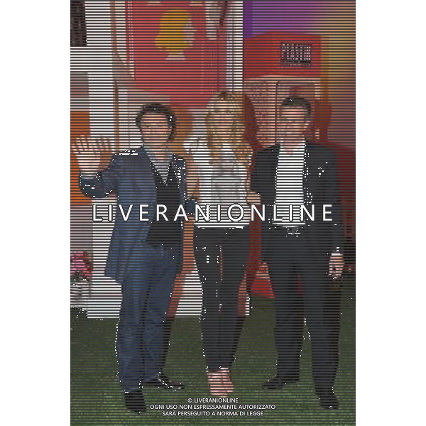 COLOGNO M.se (MI) 18/4/2011 STUDI TELEVISIVI MEDIASET VIA MICHELANGELO BUONARROTI, 31/A PRESENTAZIONE DELLA TRASMISSIONE TELEVISIVA: -PLASTIK ULTRABELLEZZA- NELLA FOTO ELENA SANTARELLI CON I PRODUTTORI DELA TRASMISSIONE FOTO ROMANO/ALG ALDO LIVERANI