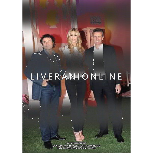 COLOGNO M.se (MI) 18/4/2011 STUDI TELEVISIVI MEDIASET VIA MICHELANGELO BUONARROTI, 31/A PRESENTAZIONE DELLA TRASMISSIONE TELEVISIVA: -PLASTIK ULTRABELLEZZA- NELLA FOTO ELENA SANTARELLI CON I PRODUTTORI DELA TRASMISSIONE FOTO ROMANO/AG ALDO LIVERANI