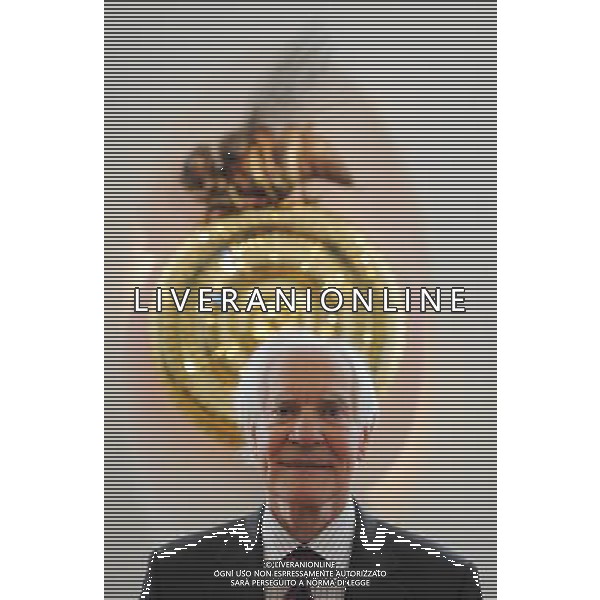 Dr John Taylor stands next to time eating Chronophage clock at the Science Museum and Dr John Taylor poses next to it in London, Great Britain on 18 April 2011. . Corpus Clock è  un orologio installato al Corpus Christi College di Cambridge (Inghilterra) e inventato da John Taylor, collezionista di orologi ed ex studente del college, unendo insieme la tecnologia del 18mo secolo con il design moderno, e sostituendo le lancette con i LEDs. L\'insetto si chiama Chronophage, \'divoratore del tempo\', una versione orrorifica del grasshopper escapement, uno scappamento a bassa frizione per orologi a pendolo messo a punto nel 1722 dall\'orologiaio inglese John Harrison AG. ALDO LIVERANI SAS ITALY ONLY *** Local Caption *** .