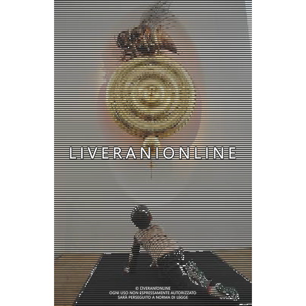 Dr John Taylor stands next to time eating Chronophage clock at the Science Museum and Dr John Taylor poses next to it in London, Great Britain on 18 April 2011. . Corpus Clock è  un orologio installato al Corpus Christi College di Cambridge (Inghilterra) e inventato da John Taylor, collezionista di orologi ed ex studente del college, unendo insieme la tecnologia del 18mo secolo con il design moderno, e sostituendo le lancette con i LEDs. L\'insetto si chiama Chronophage, \'divoratore del tempo\', una versione orrorifica del grasshopper escapement, uno scappamento a bassa frizione per orologi a pendolo messo a punto nel 1722 dall\'orologiaio inglese John Harrison AG. ALDO LIVERANI SAS ITALY ONLY *** Local Caption *** .