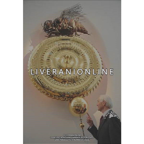 Dr John Taylor stands next to time eating Chronophage clock at the Science Museum and Dr John Taylor poses next to it in London, Great Britain on 18 April 2011. . Corpus Clock è  un orologio installato al Corpus Christi College di Cambridge (Inghilterra) e inventato da John Taylor, collezionista di orologi ed ex studente del college, unendo insieme la tecnologia del 18mo secolo con il design moderno, e sostituendo le lancette con i LEDs. L\'insetto si chiama Chronophage, \'divoratore del tempo\', una versione orrorifica del grasshopper escapement, uno scappamento a bassa frizione per orologi a pendolo messo a punto nel 1722 dall\'orologiaio inglese John Harrison AG. ALDO LIVERANI SAS ITALY ONLY *** Local Caption *** .