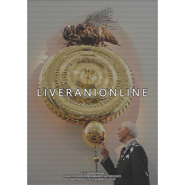 Dr John Taylor stands next to time eating Chronophage clock at the Science Museum and Dr John Taylor poses next to it in London, Great Britain on 18 April 2011. . Corpus Clock è  un orologio installato al Corpus Christi College di Cambridge (Inghilterra) e inventato da John Taylor, collezionista di orologi ed ex studente del college, unendo insieme la tecnologia del 18mo secolo con il design moderno, e sostituendo le lancette con i LEDs. L\'insetto si chiama Chronophage, \'divoratore del tempo\', una versione orrorifica del grasshopper escapement, uno scappamento a bassa frizione per orologi a pendolo messo a punto nel 1722 dall\'orologiaio inglese John Harrison AG. ALDO LIVERANI SAS ITALY ONLY *** Local Caption *** .