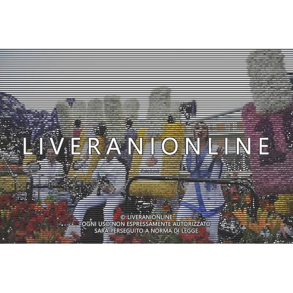 (110417) -- NOORDWIJK, April 17, 2011 () -- A band performs on a float during the Netherlands\' annual float parade in Noordwijk, about 30km north of the Hague, on April 16, 2011. (/Ding Chen) (nxl) Annuale parata e esposizione di fiori in Olanda AG. ALDO LIVERANI SAS ITALY ONLY *** Local Caption *** .