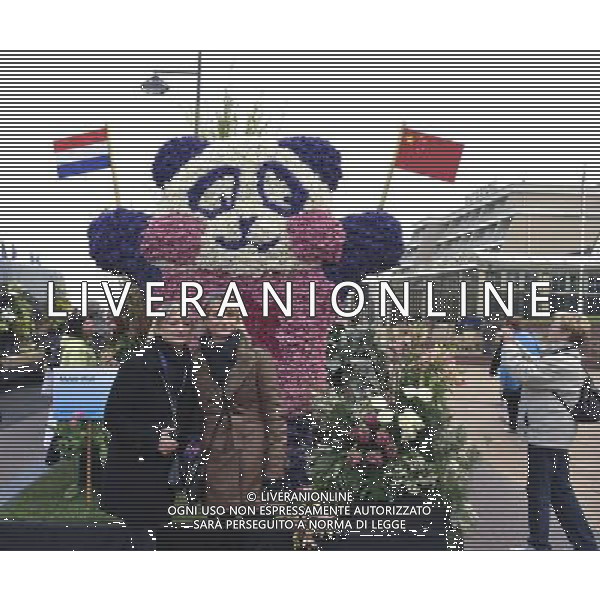 (110417) -- NOORDWIJK, April 17, 2011 () -- People pose for pictures with a panda float, contributed by the Chinese embassy and local Chinese community, during the Netherlands\' annual float parade in Noordwijk, about 30km north of the Hague, on April 16, 2011. (/Ding Chen) (nxl) Annuale parata e esposizione di fiori in Olanda AG. ALDO LIVERANI SAS ITALY ONLY *** Local Caption *** .