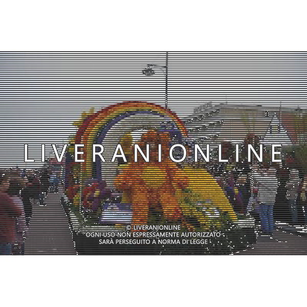 (110417) -- NOORDWIJK, April 17, 2011 () -- A float is pictured during the Netherlands\' annual float parade in Noordwijk, about 30km north of the Hague, on April 16, 2011. (/Ding Chen) (nxl) Annuale parata e esposizione di fiori in Olanda AG. ALDO LIVERANI SAS ITALY ONLY *** Local Caption *** .