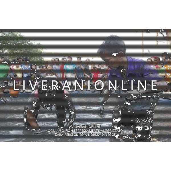 (110416) -- BANGKOK, April 16, 2011 () -- Children take part in a traditional game of catching Eels during the celebration of Songkran Festival in Bangkok. capital of Thailand, April 15, 2011. Songkran Festival, the traditional Thai new-year festival which is famous for water-splashing celebrations, falls on April 13-17 this year. (/Rachen Sageamsak) (zf) BANGKOK La gente prende parte a un gioco tradizionale di catturare anguille durante la celebrazione del Songkran Festival di Bangkok. capitale della Thailandia AG. ALDO LIVERANI SAS ITALY ONLY *** Local Caption *** .