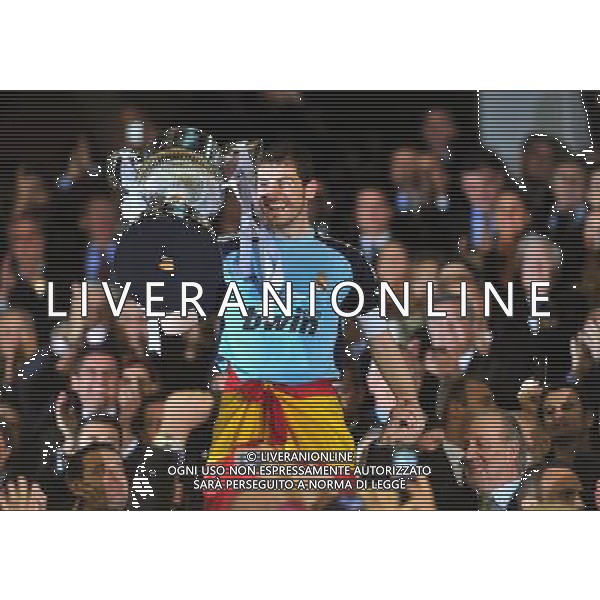 (110421) -- VALENCIA, April 21, 2011 () -- Real Madrid\'s captain Iker Casillas celebrates with the trophy after winning the King\'s Cup final soccer match against Barcelona at Mestalla stadium in Valencia, Spain, April 20, 2011. Real Madrid claimed the champion by defeating Barcelona 1-0. (/Chen Haitong) (xm) ©photoshot/Agenzia Aldo Liverani Sas - ITALY ONLY - Real Madrid - Barcellona finale della Coppa del Re allo stadio Mestalla di Valencia, in Spagna, 20 aprile 2011. Real Madrid, ha vinto sconfiggendo Barcellona 1-0.