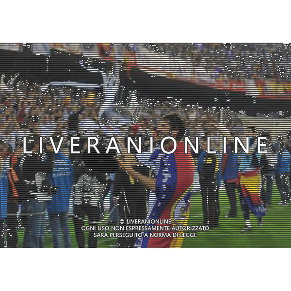 (110421) -- VALENCIA, April 21, 2011 () -- Real Madrid\'s Esteban Granero celebrates with the trophy after winning the King\'s Cup final soccer match against Barcelona at Mestalla stadium in Valencia, Spain, April 20, 2011. Real Madrid claimed the champion by defeating Barcelona 1-0. (/Chen Haitong) (xm) ©photoshot/Agenzia Aldo Liverani Sas - ITALY ONLY - Real Madrid - Barcellona finale della Coppa del Re allo stadio Mestalla di Valencia, in Spagna, 20 aprile 2011. Real Madrid, ha vinto sconfiggendo Barcellona 1-0.