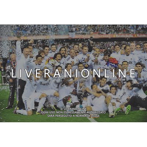 (110421) -- VALENCIA, April 21, 2011 () -- Real Madrid\'s members pose together with the trophy after winning the King\'s Cup final soccer match against Barcelona at Mestalla stadium in Valencia, Spain, April 20, 2011. Real Madrid claimed the champion by defeating Barcelona 1-0. (/Chen Haitong) (xm) ©photoshot/Agenzia Aldo Liverani Sas - ITALY ONLY - Real Madrid - Barcellona finale della Coppa del Re allo stadio Mestalla di Valencia, in Spagna, 20 aprile 2011. Real Madrid, ha vinto sconfiggendo Barcellona 1-0.