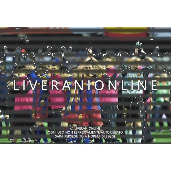 (110421) -- VALENCIA, April 21, 2011 () -- Barcelona\'s players gesture to their soccer fans after losing the King\'s Cup final soccer match against Real Madrid at Mestalla stadium in Valencia, Spain, April 20, 2011. Real Madrid claimed the champion by defeating Barcelona 1-0. (/Chen Haitong) (xm) ©photoshot/Agenzia Aldo Liverani Sas - ITALY ONLY - Real Madrid - Barcellona finale della Coppa del Re allo stadio Mestalla di Valencia, in Spagna, 20 aprile 2011. Real Madrid, ha vinto sconfiggendo Barcellona 1-0.