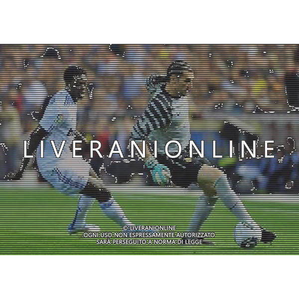 (110421) -- VALENCIA, April 21, 2011 () -- Barcelona\'s goalkeeper Jose Manuel Pinto(R) controls the ball during the King\'s Cup final soccer match against Real Madrid at Mestalla stadium in Valencia, Spain, April 20, 2011. Real Madrid claimed the champion by defeating Barcelona 1-0. (/Chen Haitong) (xm) ©photoshot/Agenzia Aldo Liverani Sas - ITALY ONLY - Real Madrid - Barcellona finale della Coppa del Re allo stadio Mestalla di Valencia, in Spagna, 20 aprile 2011. Real Madrid, ha vinto sconfiggendo Barcellona 1-0.