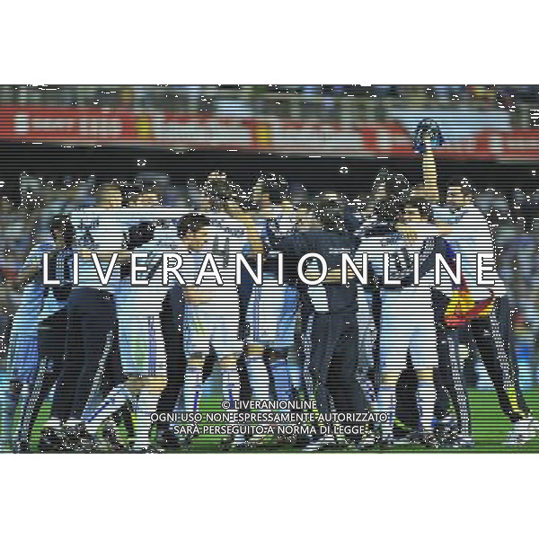(110421) -- VALENCIA, April 21, 2011 () -- Real Madrid\'s players celebrate winning the King\'s Cup final soccer match against Barcelona at Mestalla stadium in Valencia, Spain, April 20, 2011. Real Madrid claimed the champion by defeating Barcelona 1-0. (/Chen Haitong) (xm) ©photoshot/Agenzia Aldo Liverani Sas - ITALY ONLY - Real Madrid - Barcellona finale della Coppa del Re allo stadio Mestalla di Valencia, in Spagna, 20 aprile 2011. Real Madrid, ha vinto sconfiggendo Barcellona 1-0.