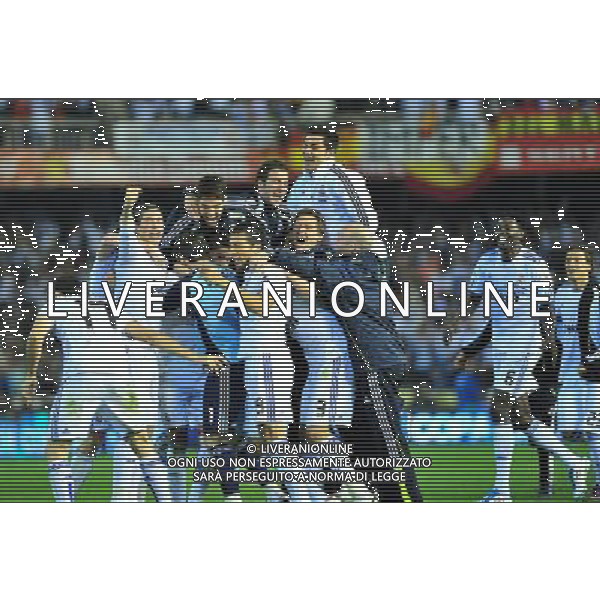 (110421) -- VALENCIA, April 21, 2011 () -- Real Madrid\'s players celebrate winning the King\'s Cup final soccer match against Barcelona at Mestalla stadium in Valencia, Spain, April 20, 2011. Real Madrid claimed the champion by defeating Barcelona 1-0. (/Chen Haitong) (xm) ©photoshot/Agenzia Aldo Liverani Sas - ITALY ONLY - Real Madrid - Barcellona finale della Coppa del Re allo stadio Mestalla di Valencia, in Spagna, 20 aprile 2011. Real Madrid, ha vinto sconfiggendo Barcellona 1-0.